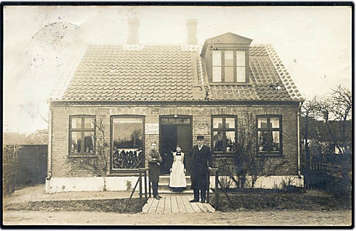 Masnedsund, Skomager Nielsen's ejendom og forretning. Fotokort u/no. Frankeret 5 øre Chr. X og annulleret med brotype Ia Masnedsund d. 12.3.1916 til Næstved.