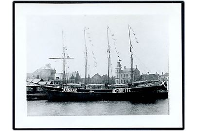 Henriette, 4-mastet skonnert fra rederiet R. Hansen, Thurø i neutralitetsbemaling. Skibet bortblev på rejse fra Korsør til Methil i 1920. Fotografi 9x11½ cm.