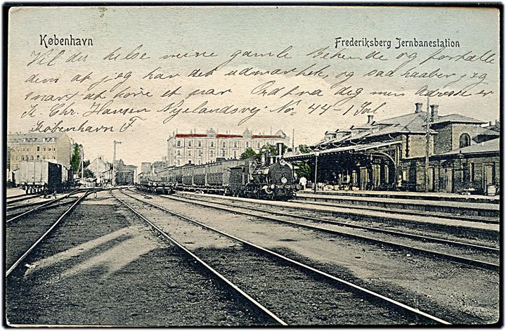 Købh., Frederiksberg Jernbanestation med holdende damptog. P. Alstrup no. 9151.