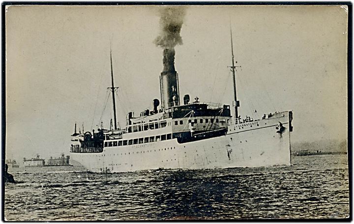 A. P. Bernstorff, S/S, DFDS Englandsbåd. Fotokort u/no. Beskadiget på bagsiden efter opklæbning.
