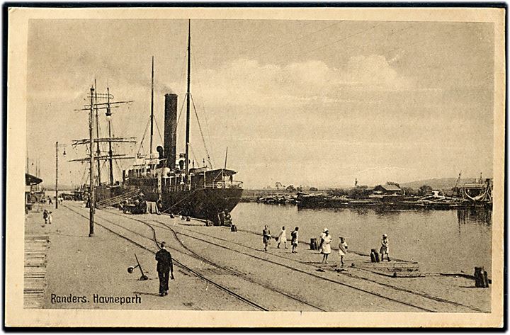 Randers, havneparti med DFDS dampskibet S/S Niels Ebbesen. Stenders Randers no. 55.