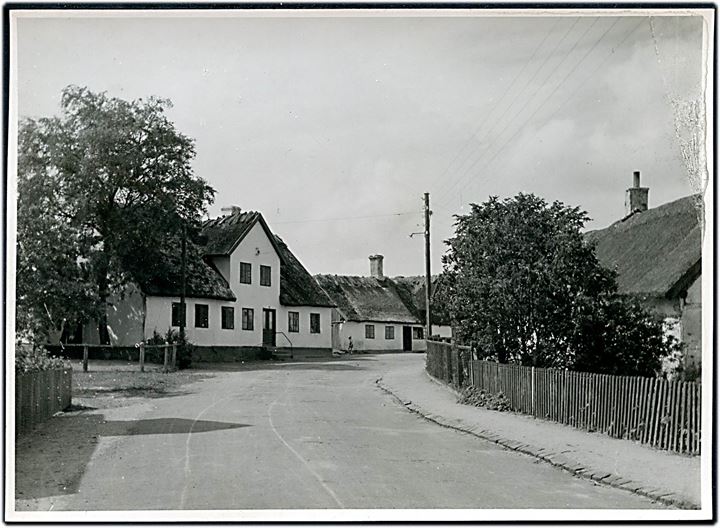Hvalsø, gadeparti. 11½x16 cm. Forlæg til fremstilling af postkort fra Rudolf Olsens Kunstforlag.