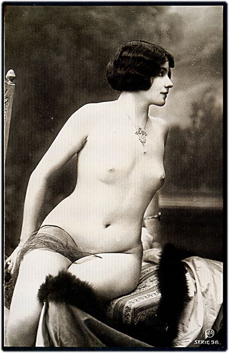 Erotisk postkort. Nøgen kvinde sidder i profil på skammel. Nytryk Stampa PR no. 90.    