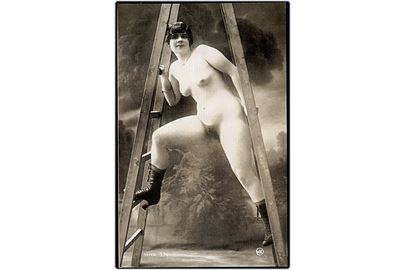 Erotisk postkort. Nøgen kvinde står på stigetrin. Nytryk Stampa PR no. 116. 