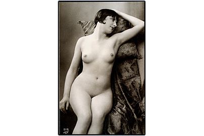 Erotisk postkort. Nøgen kvinde posere op ad puder. Nytryk Stampa PR no. 328. 