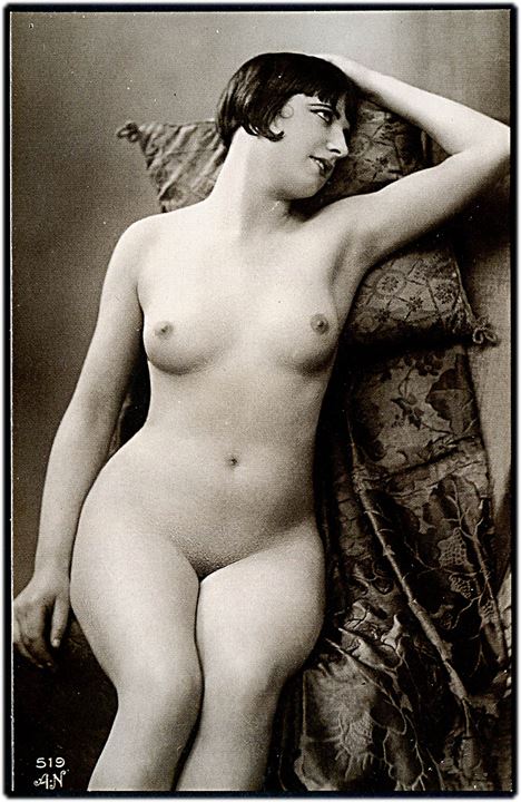 Erotisk postkort. Nøgen kvinde posere op ad puder. Nytryk Stampa PR no. 328. 