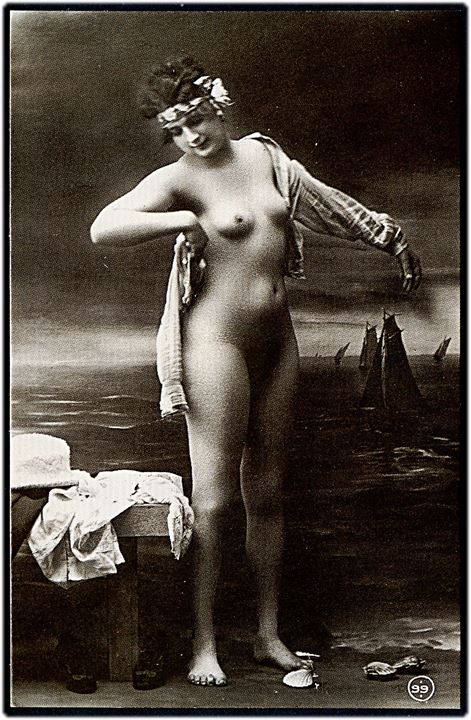 Erotisk postkort. Nøgen kvinde ved at iføre sig bluse. Nytryk Stampa PR no. 181.