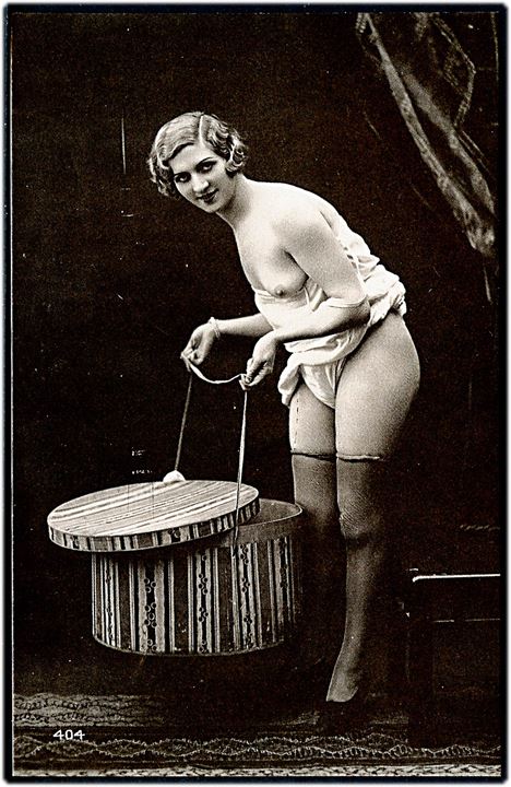 Erotisk postkort. Topløs kvinde står med stor æske. Nytryk Stampa PR no. 195.