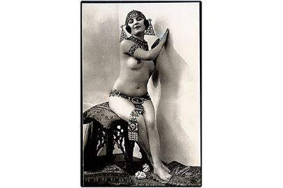 Erotisk postkort. Nøgen kvinde iført smykker. Nytryk Stampa PR no. 286.  
