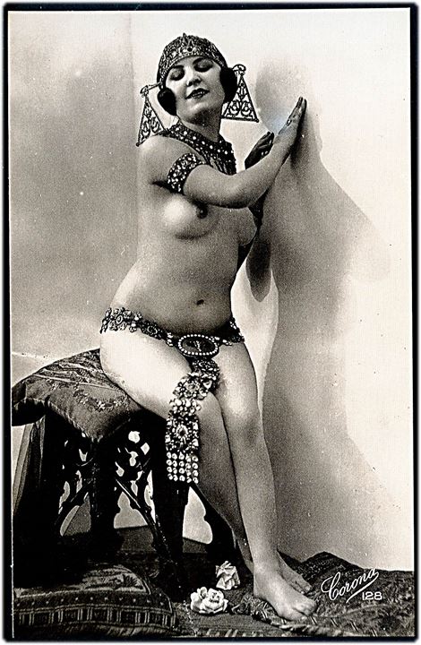Erotisk postkort. Nøgen kvinde iført smykker. Nytryk Stampa PR no. 286.  