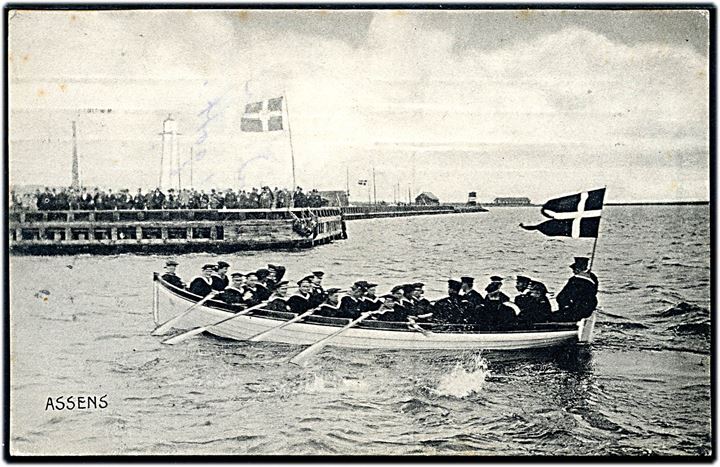 Assens, søfartselever i robåd - antagelig fra Georg Stages besøg. P. Alstrup 3328.