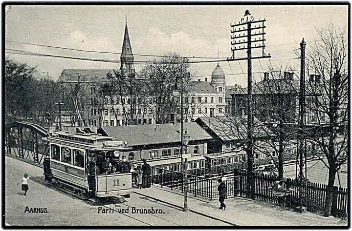 Aarhus, parti fra Brunsbro med sporvogn no. 11. I baggrunden holdende damptog. H. A. Ebbesen no. 358.