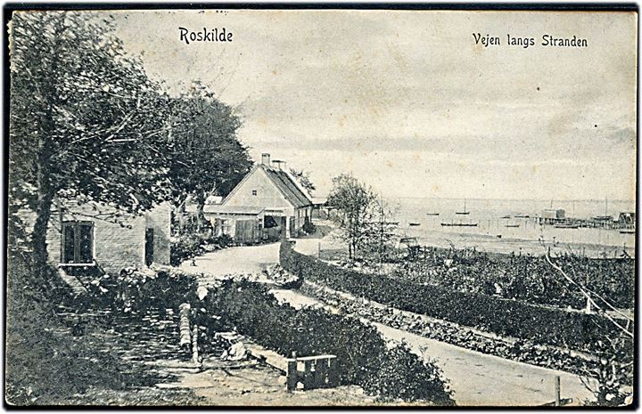 5 øre Fr. VIII yderligt placeret på brevkort (Roskilde, Vejen langs Stranden) annulleret med lapidar reservestempel Roeskilde d. 18.9.190x til Taarnby på Amager. 