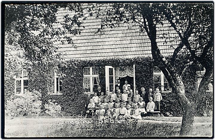 5 øre Fr. VIII på brevkort (Sneslev skole med elever) annulleret med stjernestempel GJØRSLEV og sidestemplet Borup d. 30.7.1909 til K. Eskildstrup.