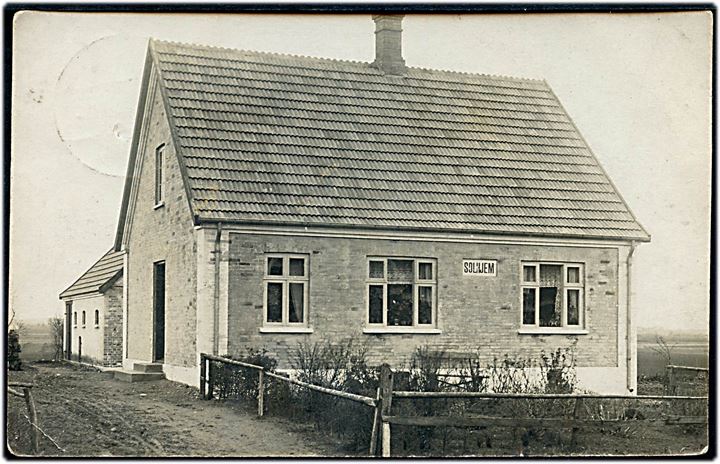 Regstrup, ejendommen Solhjem. Fotokort u/no. skrevet af Stine og Frederik Hansen i Regstrup 1921.