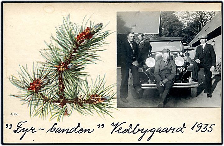 Julekort påklæbet fotografi af unge mænd og automobil og påskrevet Fyr-banden, Vedbygaard 1935. 