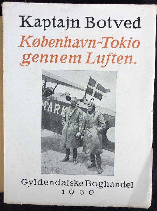 Kaptajn Botved. København - Tokio gennem Luften, af A. P. Botved. Illustreret beskrivelse af den danske militære flyvning København-Tokyo-København i 1926. 163 sider.