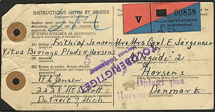 Amerikansk manila-mærke for pakke fra Detroit d. 7.10.1948 via København Told til Horsens, Danmark. Påsat 2-farvet pakke-reg.-stiket fra Toldpostkontoret.