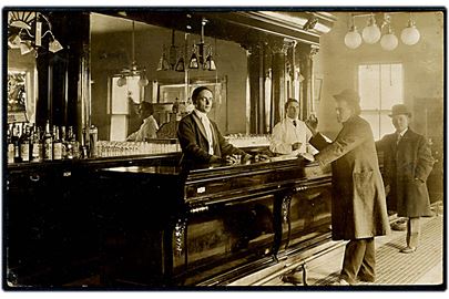 USA, interiør fra amerikansk bar. Fotokort u/no. sendt fra dansker i Reno, Nevada 1908.