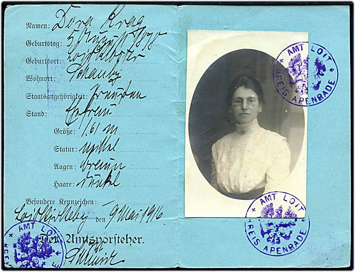 Polizeilischer Ausweis für den Verkehr im Grenzgebiet med foto udsted til kvinde i Løjt Kirkeby d. 9.5.1916 med stempel: Amt Loit * Kreis Apenrade *.