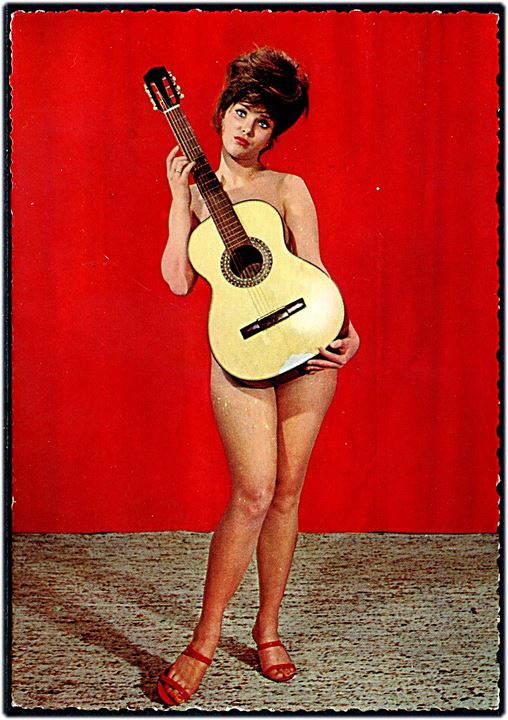 Erotisk postkort. Brigitte Jelinek med guitar. Krüger no. 902/299. 