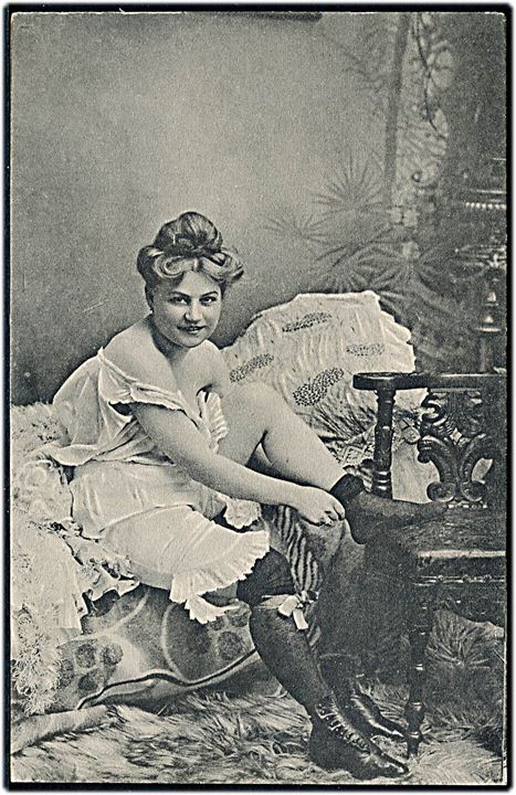 Erotisk postkort. Kvinde ved at iklæde sig knæstrømper. Serie 501 no. 3. 