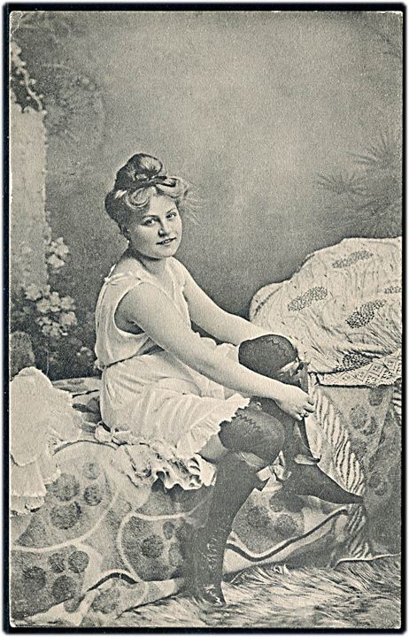 Erotisk postkort. Kvinde har fået knæstrømper på. Serie 501 no. 4. 