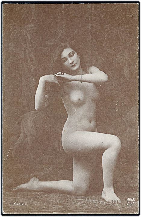 Erotisk postkort. Nøgen kvinde knæler. Nytryk. J. Mandel no. 295. Uden adresselinier. 