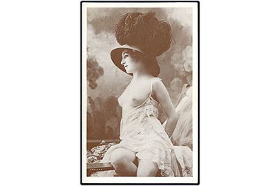 Erotisk postkort. Topløs kvinde iført stor hat med fjer. Nytryk. Serie 44. Uden adresselinier. 