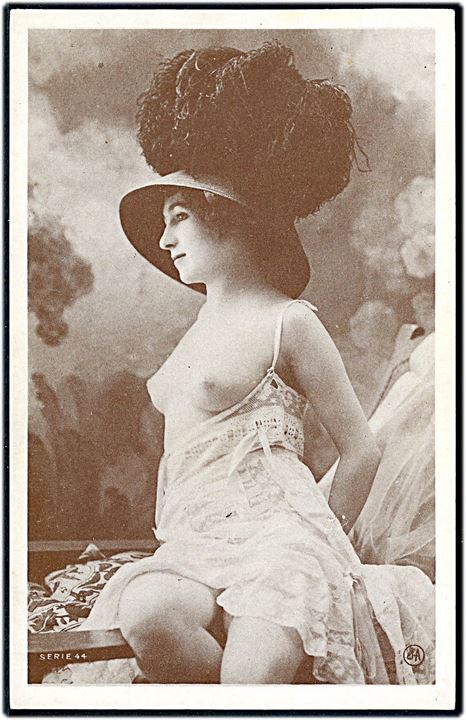 Erotisk postkort. Topløs kvinde iført stor hat med fjer. Nytryk. Serie 44. Uden adresselinier. 