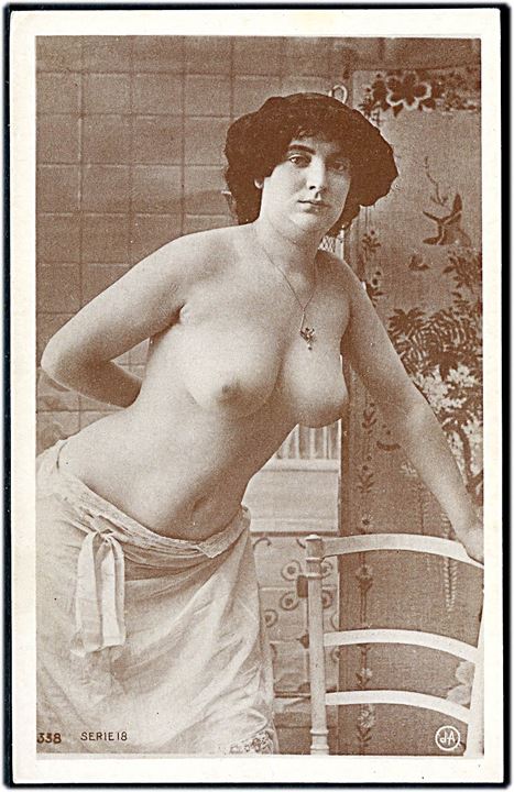 Erotisk postkort. Topløs kvinde står ved stolen. Nytryk. Serie 338. Uden adresselinier. 