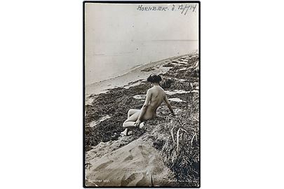Hornbæk strand. Sommer Idyl. Nøgen kvinde sidder på stranden. Erotisk postkort. Stenders no. 962. 