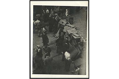 Bygning af barrikader. Formodentlig fra Folkestrejken i København under besættelsen. Foto 9x12 cm.