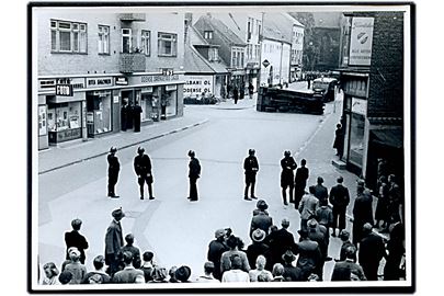 Odense, Augustoprøret 1943. Væltet politibil ved Asylgade. Fotograf Nørmark. 9x12 cm.