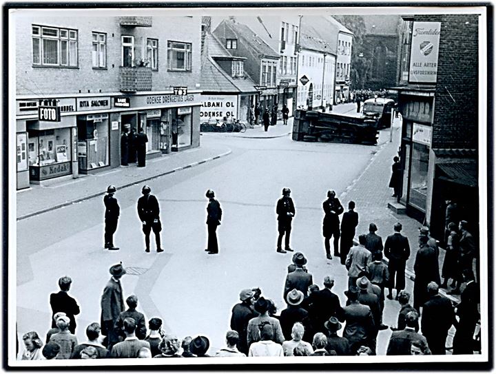 Odense, Augustoprøret 1943. Væltet politibil ved Asylgade. Fotograf Nørmark. 9x12 cm.