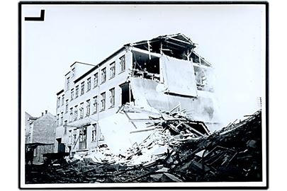Odense, Østergade, DAE (Dansk Akkumulator- og Elektromotorfabrik) efter sabotage d. 28.8.1943. Fotograf Nørmark 9x12 cm.