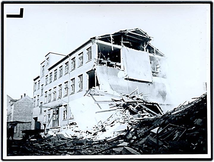 Odense, Østergade, DAE (Dansk Akkumulator- og Elektromotorfabrik) efter sabotage d. 28.8.1943. Fotograf Nørmark 9x12 cm.