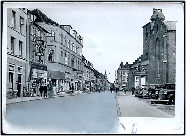 Randers, Kirkegade. Fotografi ca. 13x18 cm. Forlæg til fremstilling af postkort fra Rudolf Olsens Kunstforlag. 
