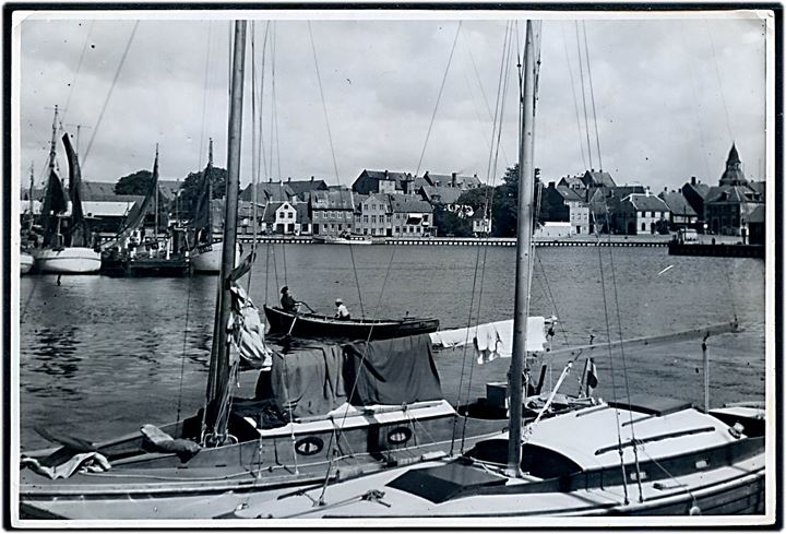 Faaborg, havnen med skibe. Fotografi ca. 12x17 cm. Forlæg til fremstilling af postkort fra Rudolf Olsens Kunstforlag. 