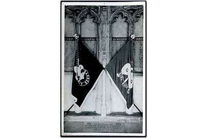 Spejder. Mindeplade i Westminster Abby for spejderlederen Robert Baden-Powell (1857-1941). U/no. Nålehul og har været opklæbet.