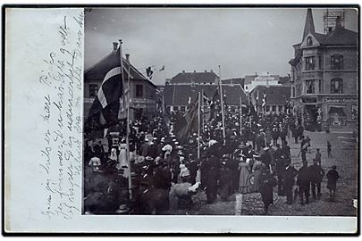 Nørresundby, flagsmykket torv og folkemængde. Fotokort anvendt d. 30.7.1907 u/no.