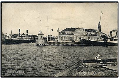 Korsør, havneparti med færgen Korsør og postdamperen Prinz Sigismund, samt banegården. N. Zachariassen no. 9671.