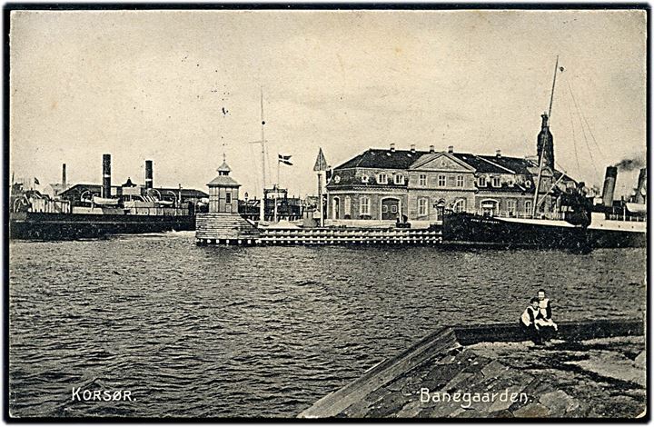 Korsør, havneparti med færgen Korsør og postdamperen Prinz Sigismund, samt banegården. N. Zachariassen no. 9671.