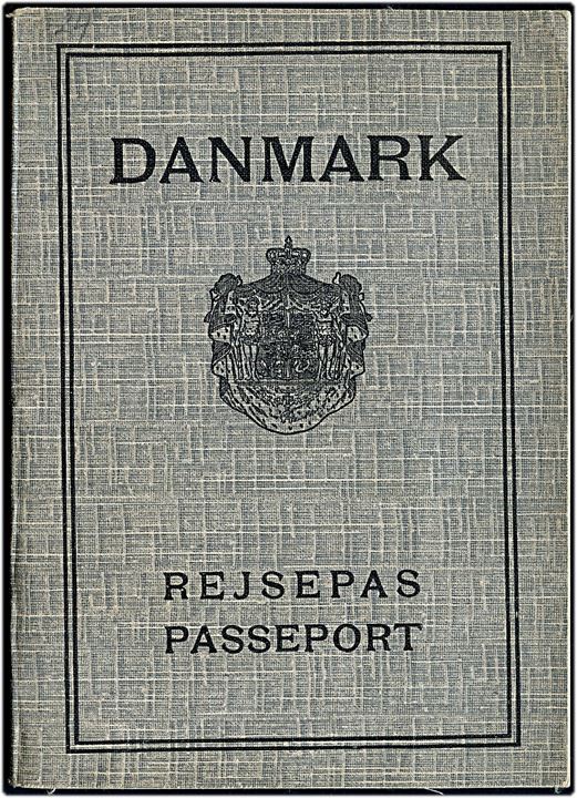 Rejsepas med foto udstedt i København 1927. Visering for bl.a. rejse til Tjekkoslovakiet. J. Jørgensen & Co. (Ivar Jantzen).