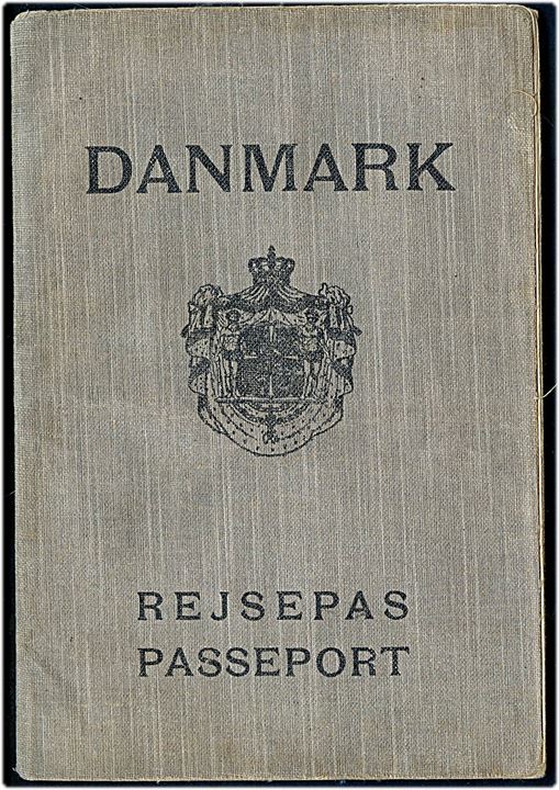 Rejsepas med foto udstedt i Aarhus 1928. Stempler bl.a. for rejse til Frankrig og Italien. Olaf O. Barfod & Co.