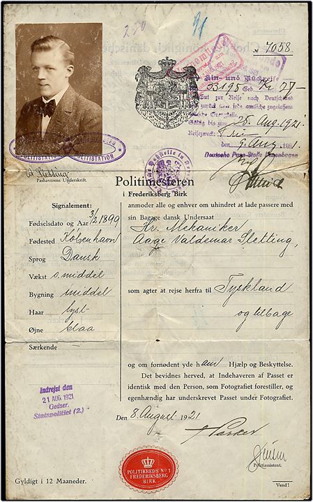 Rejsepas med foto udstedt af Politimesteren i Frederiksberg Birk d. 8.8.1921 for rejse til Tyskland.