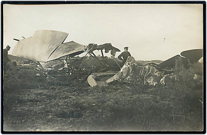 Nedstyrtet flyvemaskine med soldat. Antagelig tysk fra 1. verdenskrig. Fotokort u/no.