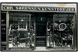 Chr. Sørensen, Kunstdrejer. Facade ukendt sted. Fotokort u/no.