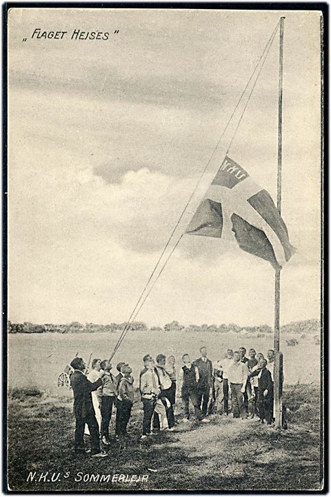 N.K.U.s (Nordvestkvarterets kristelige ungdom) sommerlejr. Flaget hejses. U/no.