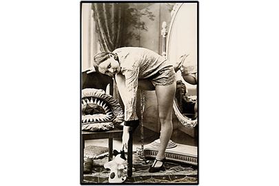 Erotisk postkort. Kvinde poserer ved stol. Spejl bag hende. Nytryk Stampa PR no. 4. 
